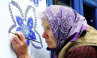 קשישה בת 90 יוצרת עיטורים מיוחדים במינם על קירות ביתה