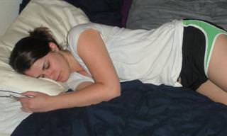 כיצד למנוע נזקים הקשורים לתנוחה בה אנו ישנים