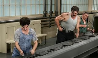 שחזור נפלא בצבע לסצנת פס הייצור מהסרט 