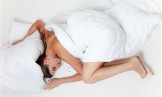 10 הסיבות הנפוצות להזעת לילה ודרכי הטיפול בבעיה