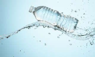 5 תרגילי חיזוק שרירים עם בקבוק מים