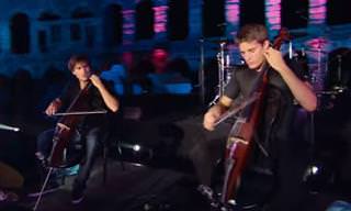 2Cellos במופע מלא של להיטי רוק ופופ אהובים ומוכרים