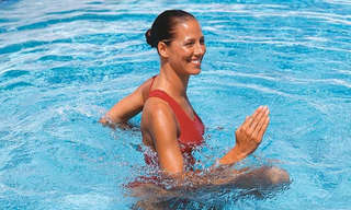 6 תרגילים לחיזוק וחיטוב הגוף בבריכה