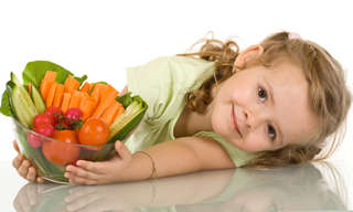כיצד לעודד את ילדי בית הספר לאכול בריא