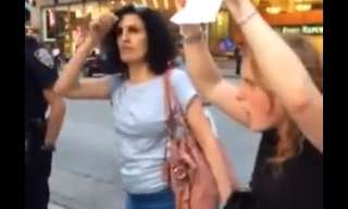 שתי ישראליות מול עשרות מפגינים