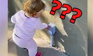 ילדה קטנה וחמודה חושבת שכל דבר הוא מתקן לחיטוי ידיים