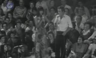 על הדשא בקיבוץ מעברות - מופע משנת 1976 שמוקדש לניגוני הזמר העברי