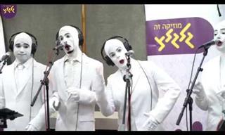 ווקה פיפל מבצעים את מחרוזת 