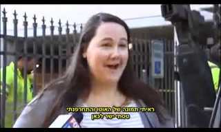 אישה מבוגרת נוסעת לתוך בריכה