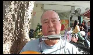 נגן הרחוב שלא מאבד לרגע את האופטימיות