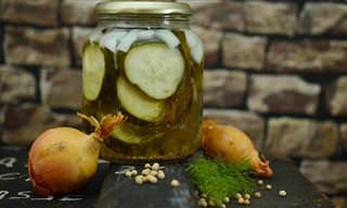 11 שימושים מפתיעים למיץ המלפפונים החמוצים