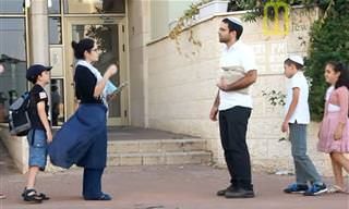 קומדיית טעויות מצחיקה ומשעשעת שמדגישה שאנחנו עם אחד